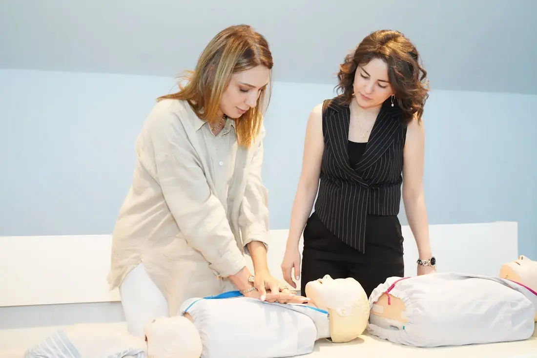 Formation SST Nice, deux stagiaires sur mannequin de premiers secours